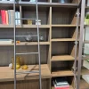 Libreria Lineare A Giorno Con Scaletta